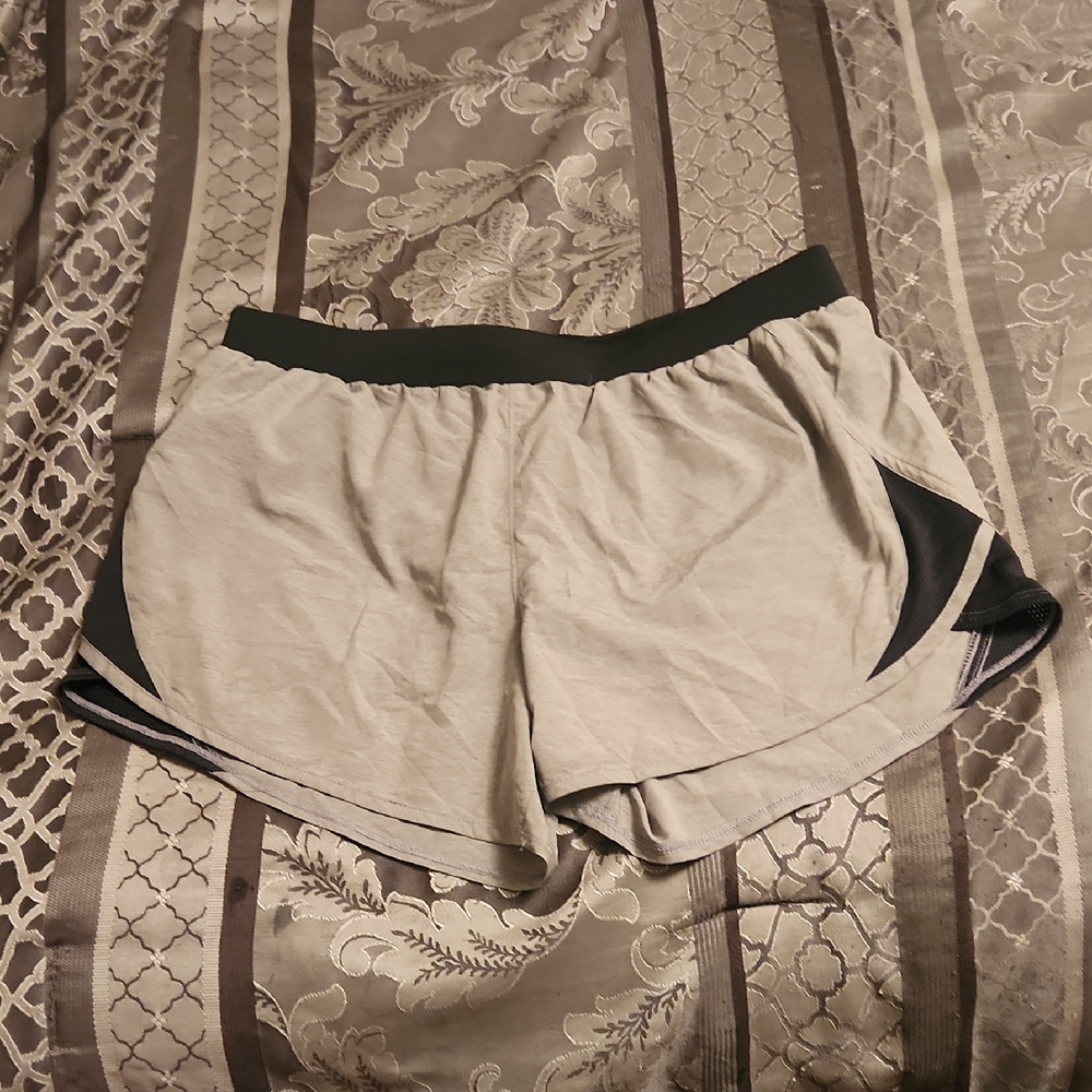 Under Armour Women's Athletic Shorts in Gray and Black Size Medium